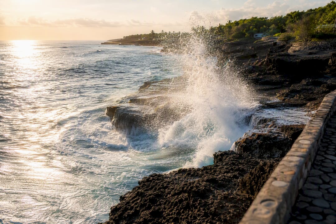 Incoming waves at Devil's Tear viewpoint